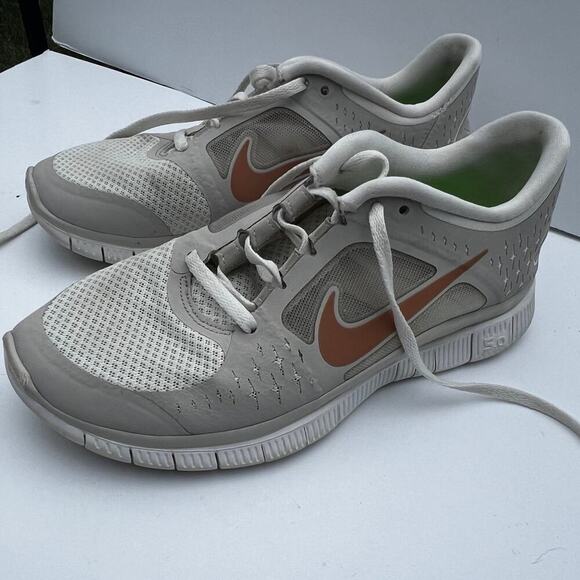 Nike Free women’s size 8 sneakers. White, rose Nike logo. - Picture 1 of 5
